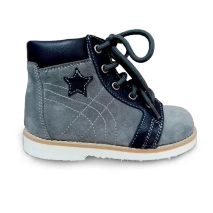 Dečije ortopedske cipele za dečake sa svetlo plavom prevrnutom kožom, tamno plavim kožnim detaljima i tamno plavim pertlama