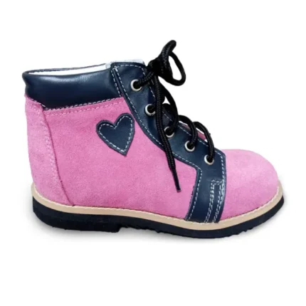 Roze prevrnuta koža dečije ortopedske cipele za devojčice sa crnim pertlama, plavim detaljima i srcem