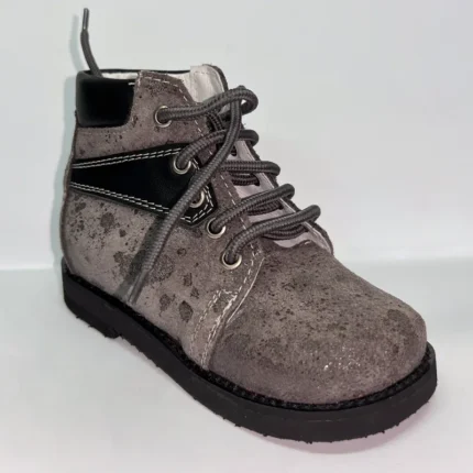 Dečije ortopedske cipele sa prevrnutom sivom kožom, crnim kožnim detaljima i sivim pertlama