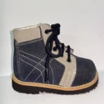 Dečije ortopedske cipele sa svetlo plavom prevrnutom kožom, plavim pertlama i crnim đonom