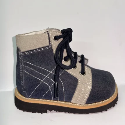 Dečije ortopedske cipele sa svetlo plavom prevrnutom kožom, plavim pertlama i crnim đonom