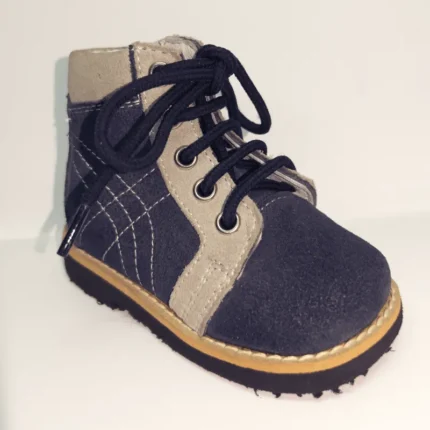 Svetlo plave ortopedske cipele za dečake sa prevrnutom kožom i crnim đonom.