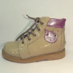 Ortopedske cipele za devojčice sa bež zmijskom kožom, bež pertlama, bež đonom i roze šljokičastim mačkom