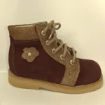 Ortopedske cipele za devojčice sa crvenom prevrnutom kožom i šljokičavim detaljima, bež pertlama