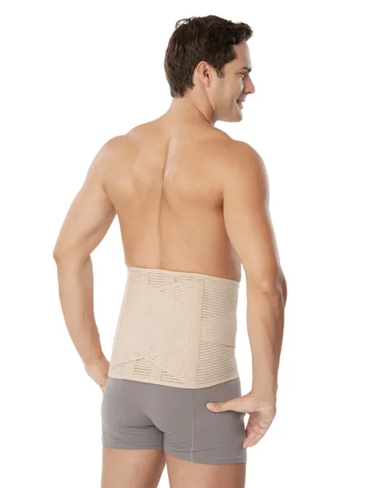Muškarac nosi V131 elastični lumbosakralni mider – pogled sa strane