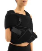 Žena nosi ortozu za imobilizaciju ramena 0121