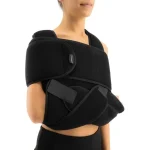 Ortoza za imobilizaciju ramena 0121 crne boje, prednji prikaz, nošenje na ženi