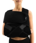 Žena okrenuta napred nosi ortozu za imobilizaciju ramena 0121