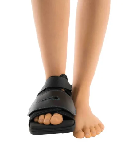 Stopalo okrenuto napred u ortozi za oporavak nakon operacije čukljeva 0624