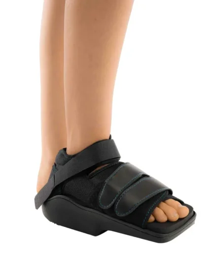 Stopala u ortozi za oporavak nakon operacije čukljeva 0624