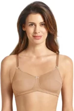 Žena nosi bež protezni grudnjak Allie 5301X spreda
