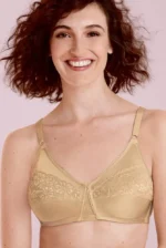 Žena nosi bež protezni grudnjak Livia 5398X, prednji pogled