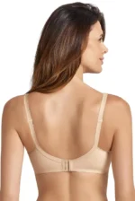 Žena nosi bež protezni grudnjak Livia 5398X, pogled od pozadi