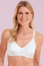 Žena nosi beli protezni grudnjak Livia 5398X, prednji pogled