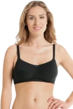 Žena drži ruku na boku i nosi crni protezni grudnjak Allie 5301X spreda