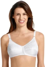 Žena nosi beli protezni grudnjak Livia 5398X, prednji pogled