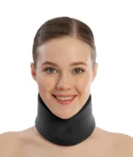 Devojka nosi meku kragnu V203 za vrat