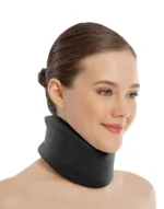 Devojka nosi meku kragnu V203 za vrat