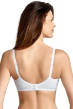 Žena nosi beli protezni grudnjak Livia 5398X, pogled od pozadi