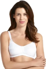 Žena gleda drži prekrštene ruke i nosi beli protezni grudnjak Allie 5301X spreda