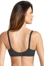 Žena nosi crni protezni grudnjak Livia 5398X, pogled od pozadi