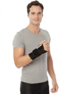 Momak nosi ortozu za ručni zglob V165 TX na ruci