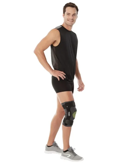 Muškarac nosi ortozu za koleno V454