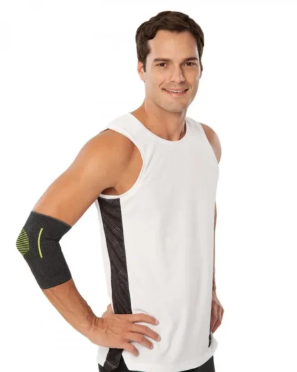 Muškarac nosi ortozu za lakat sa kružnim tkanjem V458.