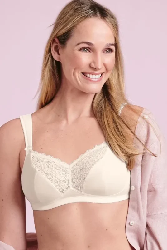 Žena nosi beli protezni grudnjak Havanna 5712X– pogled spreda