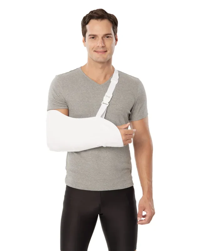 Muškarac nosi pamučni podupirač za ruku V302.