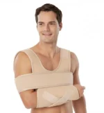 Muškarac nosi mitelu za imobilizaciju ramena i ruke V304 Velpo tkanina